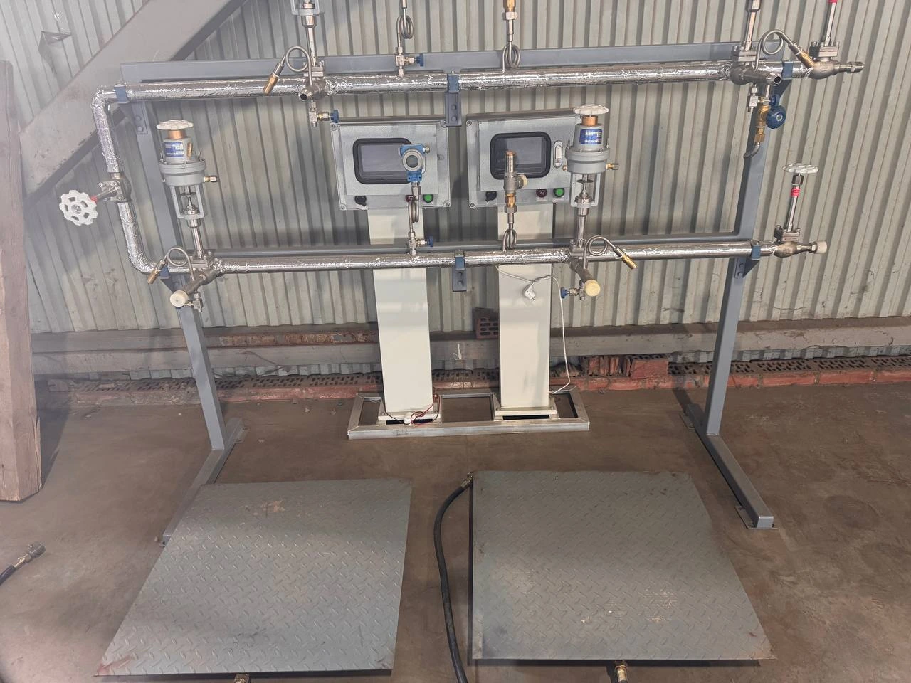 Filling equipment with two weighing platforms and control units