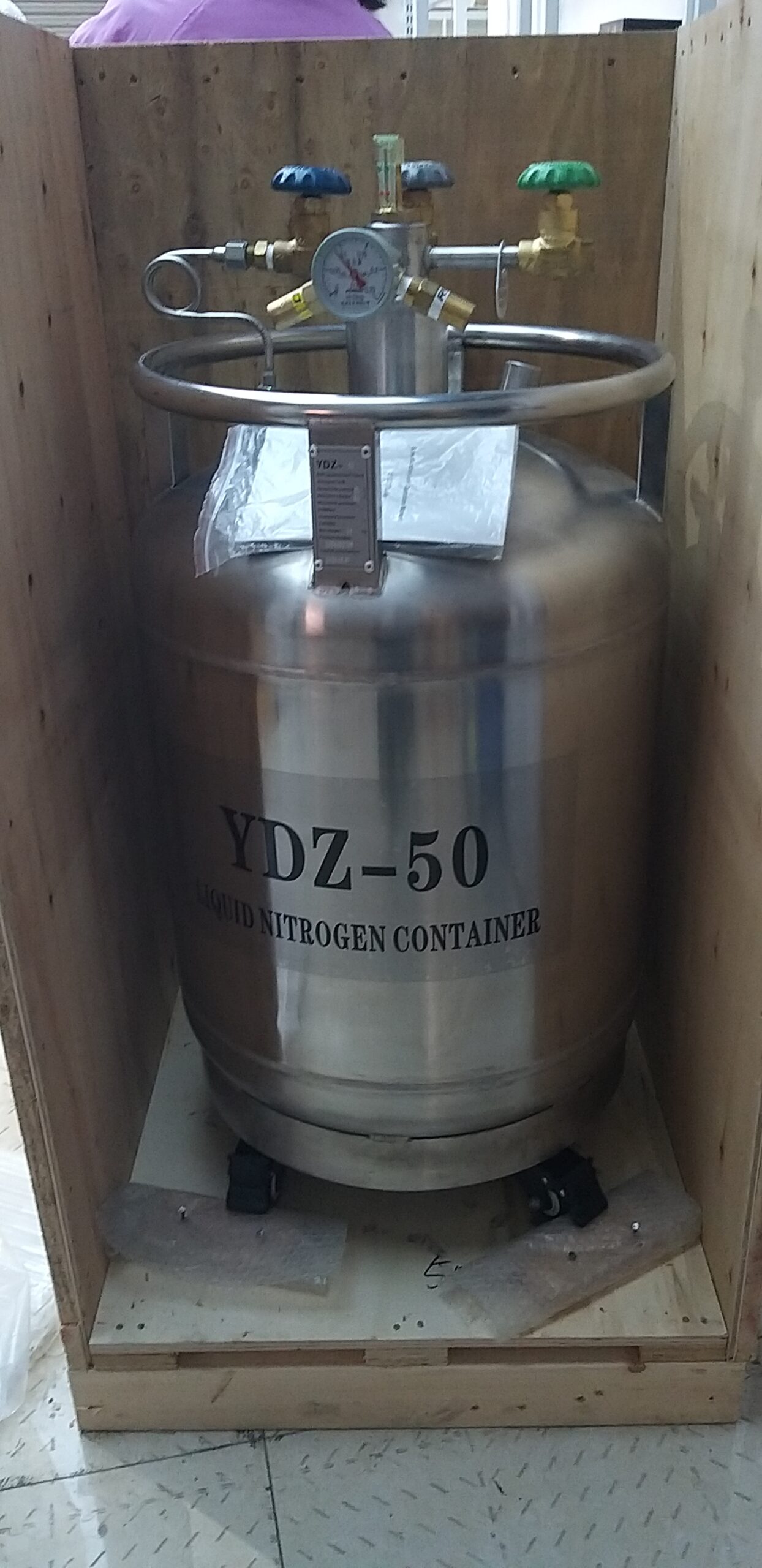 Liquid nitrogen sample storage container for a biobank