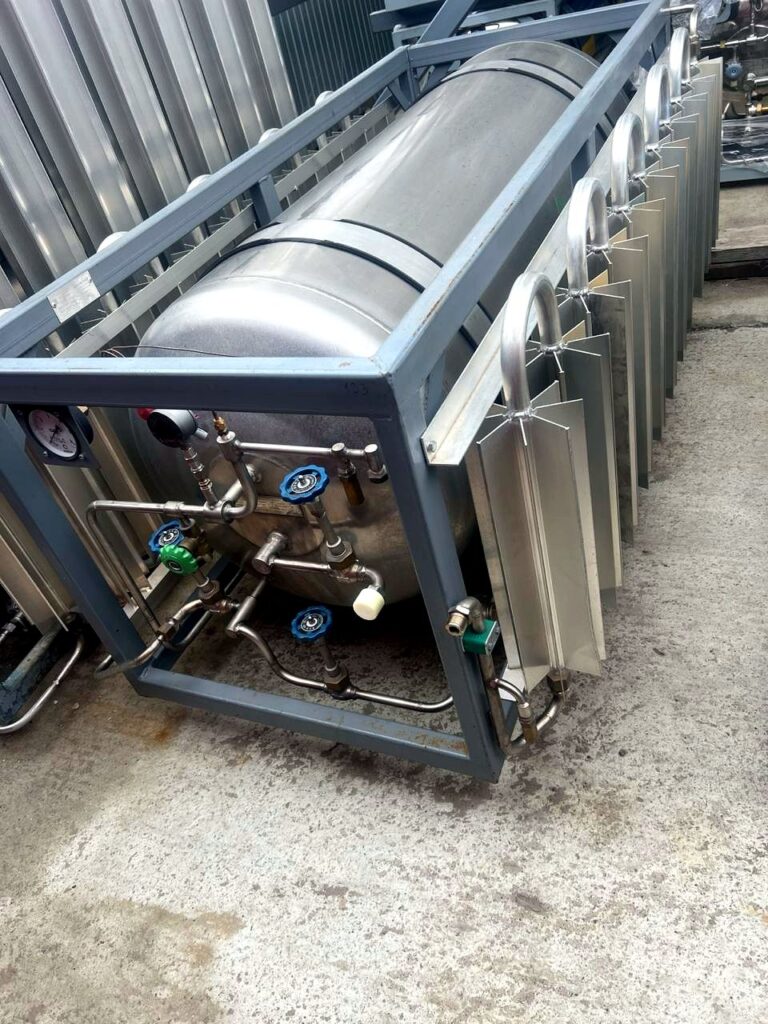 Horizontal cryogenic cylinder in transport frame