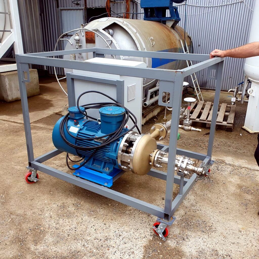 Cryogenic centrifugal pump unit in transport frame